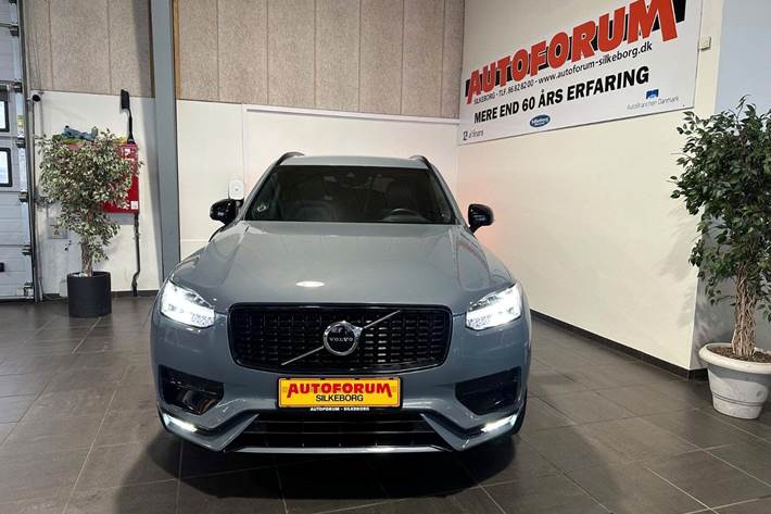 Grå Volvo XC90 fra 2022