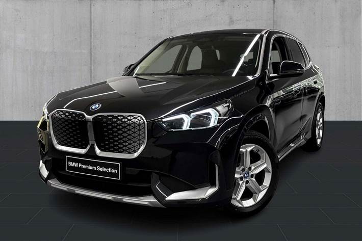 Sort BMW iX1 fra 2025 set udefra
