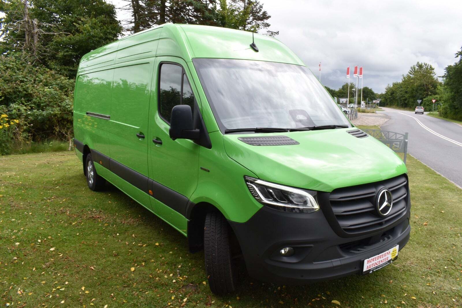 Grøn Mercedes eSprinter 314 fra 2024 set udefra