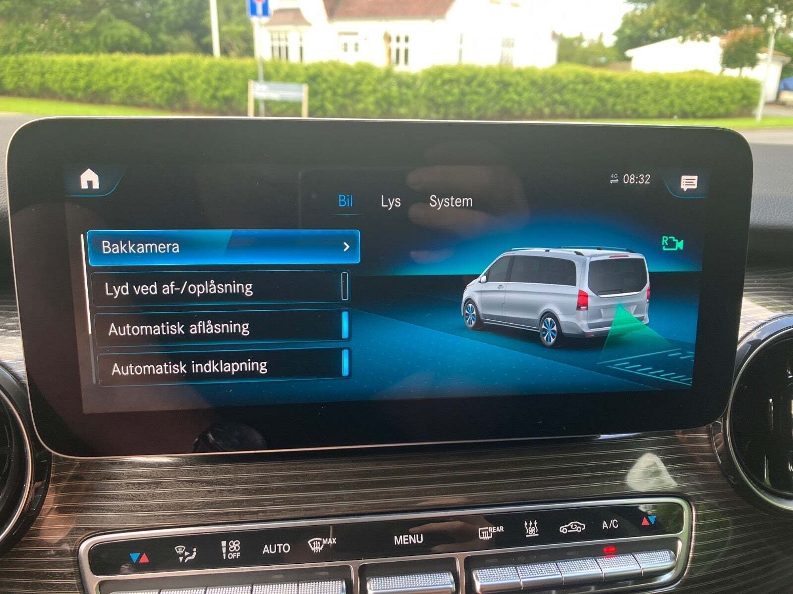 Hvid Mercedes EQV300 fra 2021