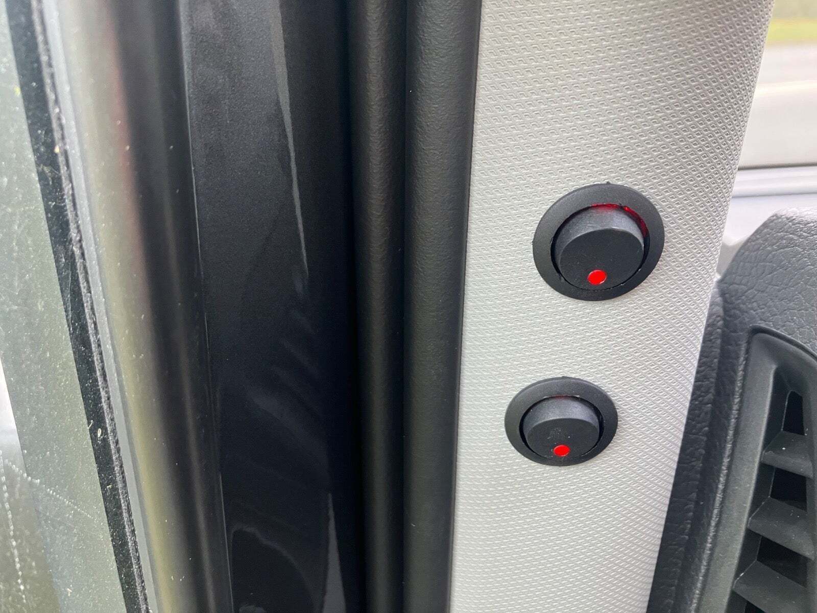 Grå VW Crafter 35 fra 2023