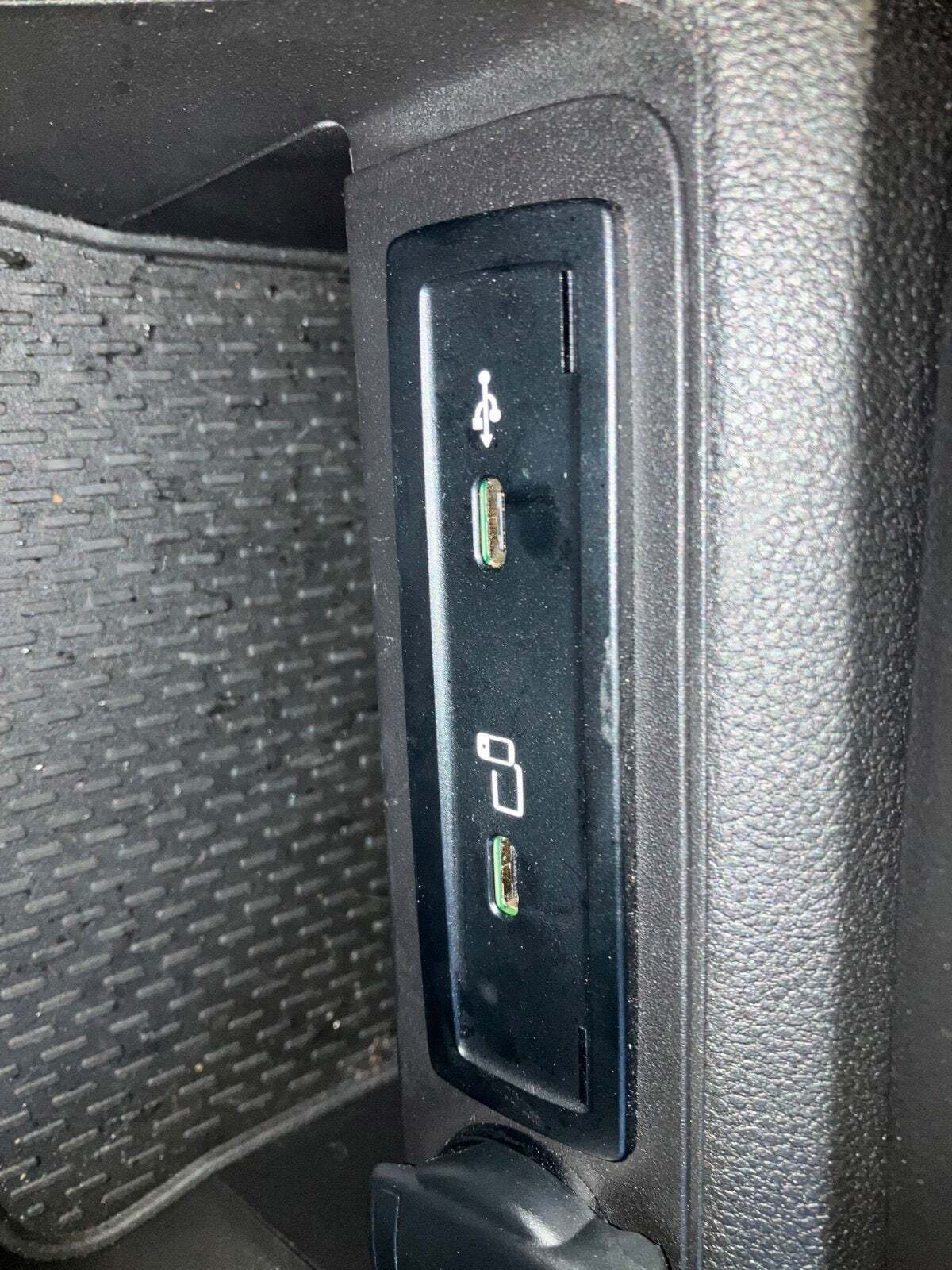 Sølv Mercedes eCitan fra 2023