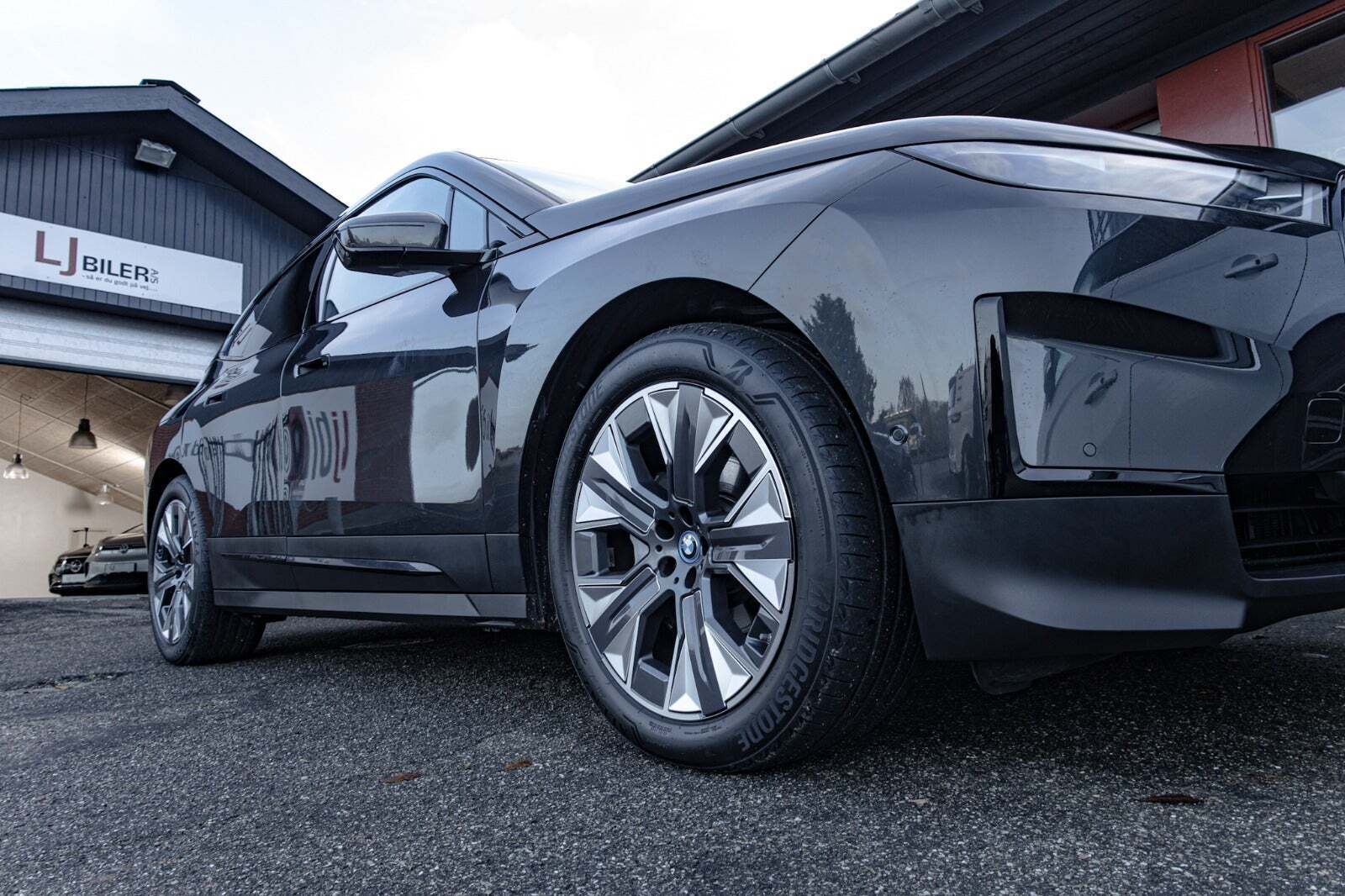 Grå BMW iX fra 2022