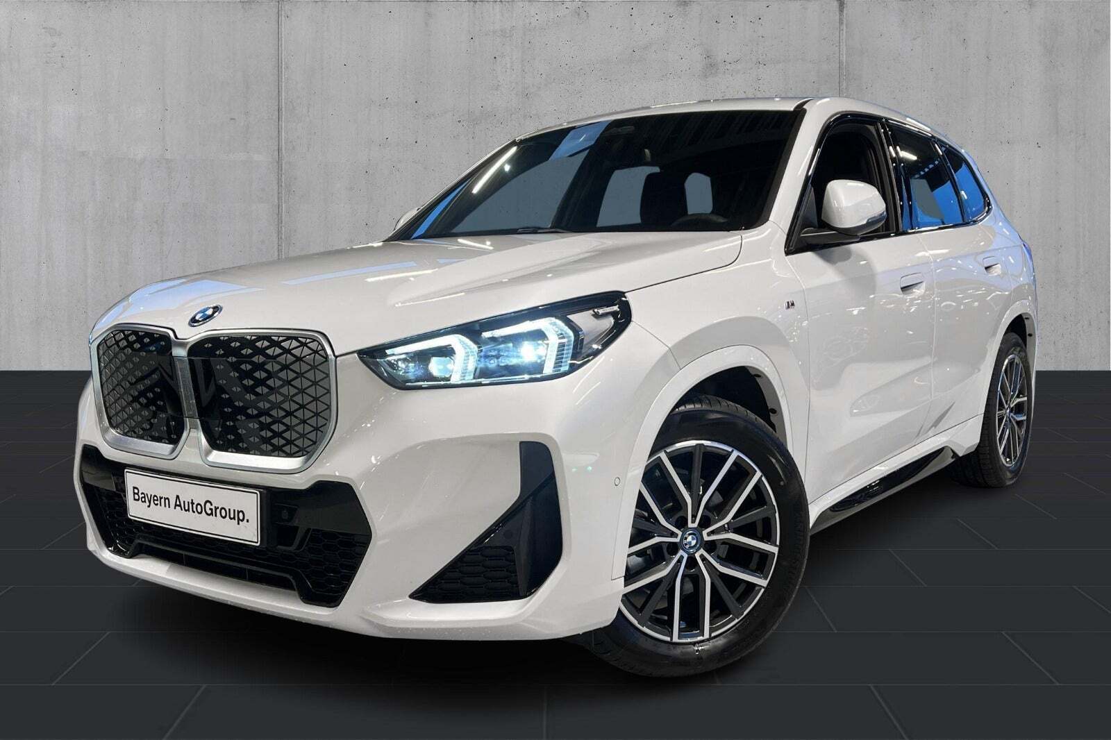 Hvid BMW iX1 fra 2025