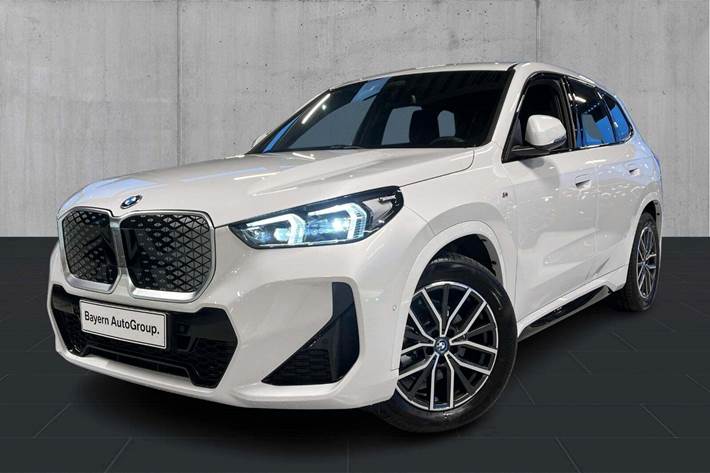 Hvid BMW iX1 fra 2025 set udefra