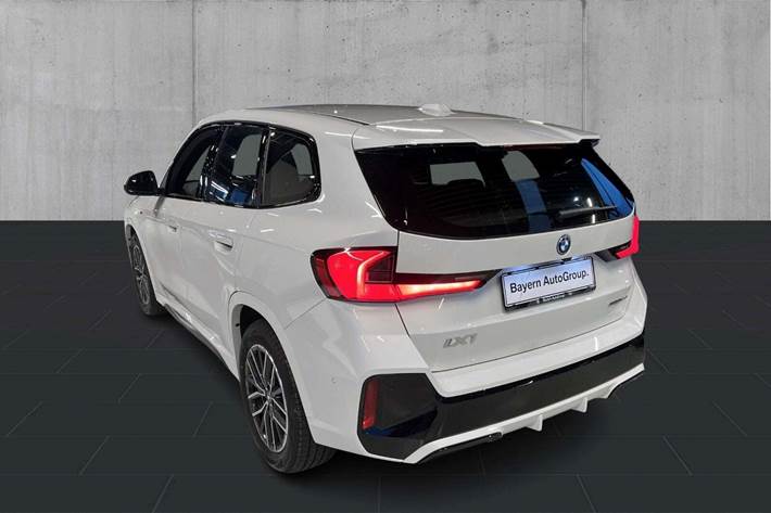 Hvid BMW iX1 fra 2025