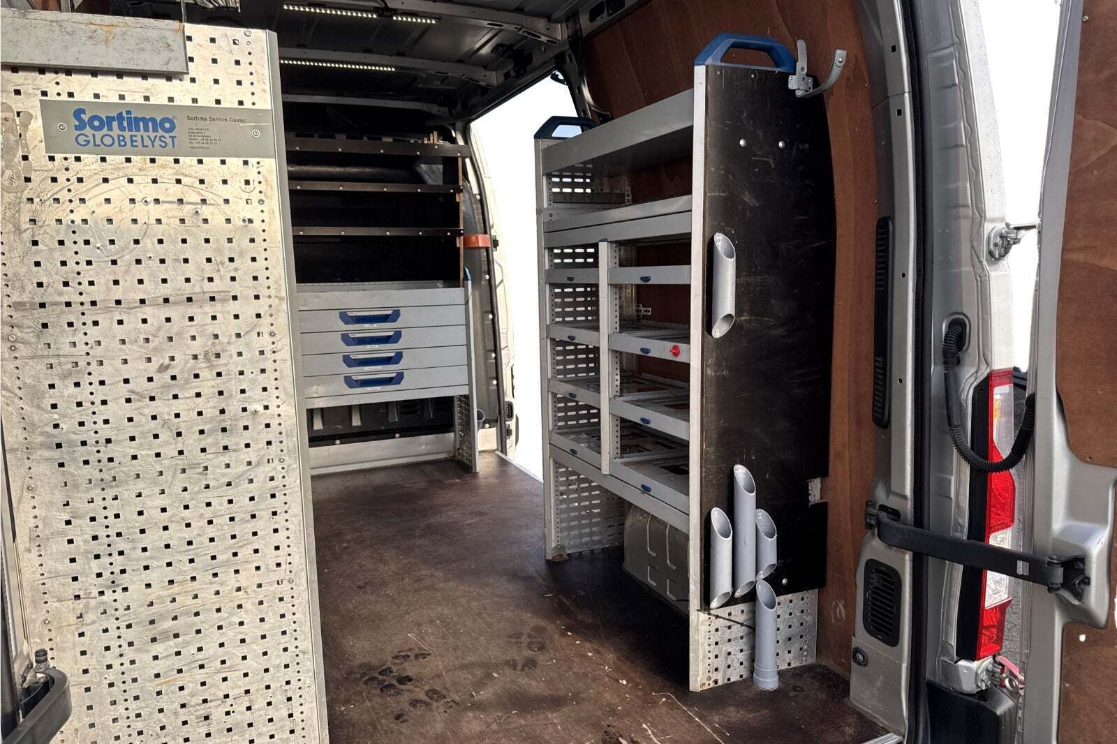 Sølv Nissan NV400 fra 2017 set udefra