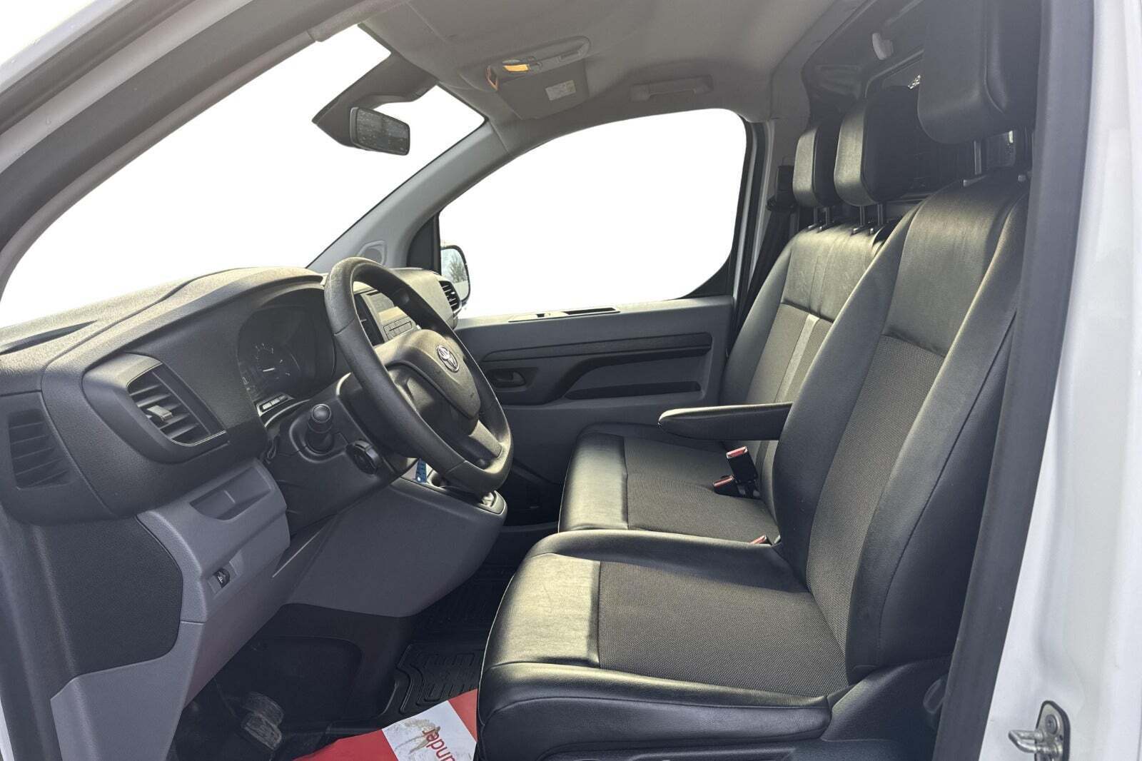 Hvid Toyota ProAce fra 2019
