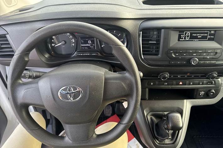 Hvid Toyota ProAce fra 2019