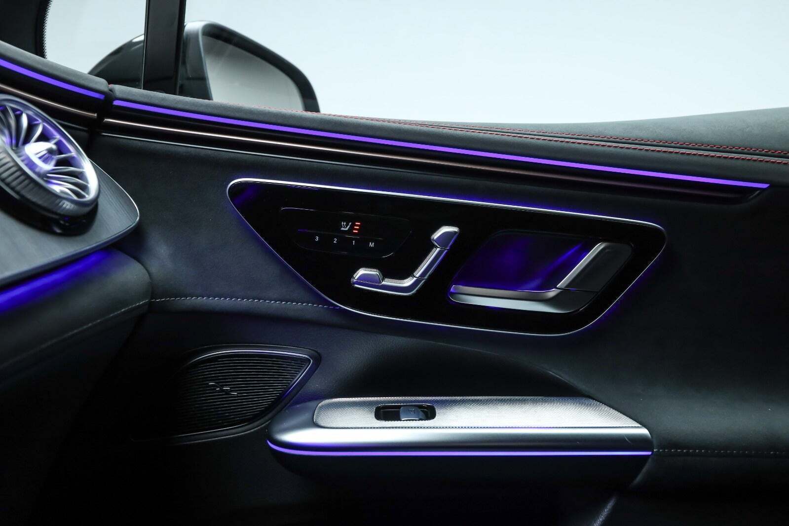 Sort Mercedes EQE350 SUV fra 2025