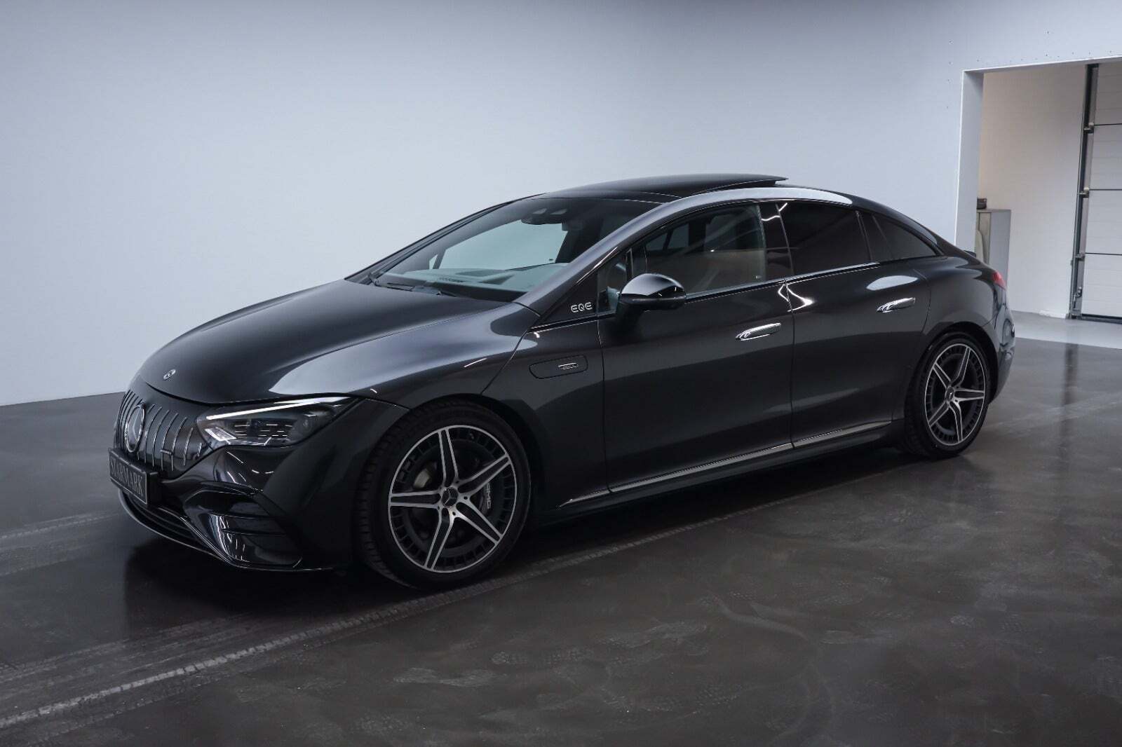 Grå Mercedes EQE43 fra 2023