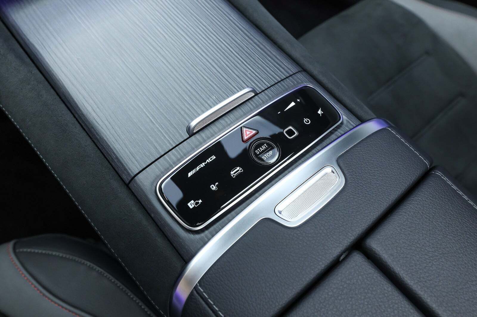 Grå Mercedes EQE43 fra 2023