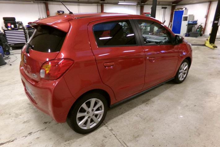 Grå Mitsubishi Space Star fra 2015