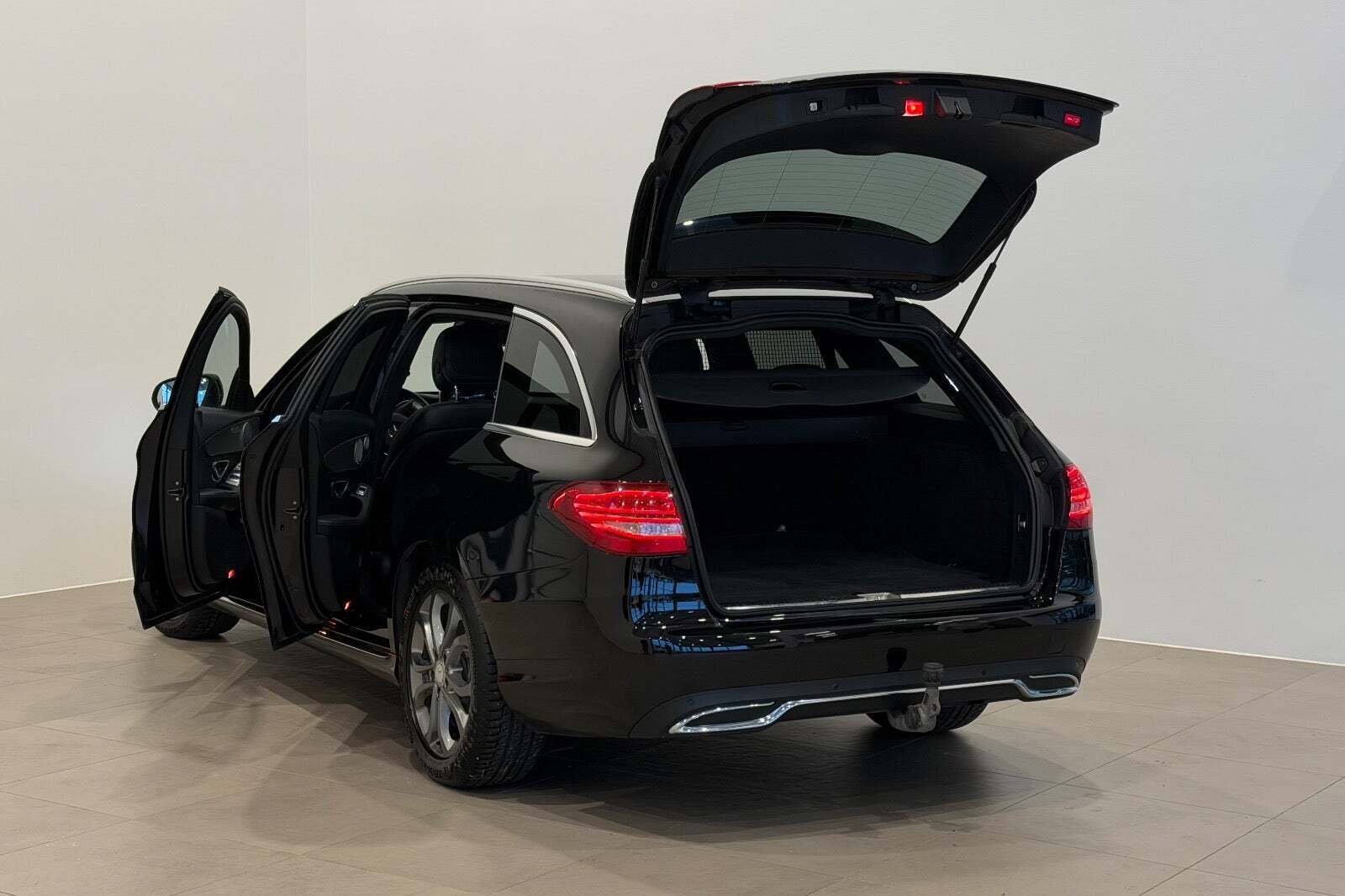 Sort Mercedes C220 d fra 2015