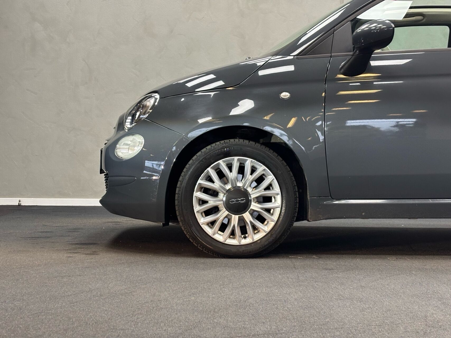 Grå Fiat 500C fra 2016