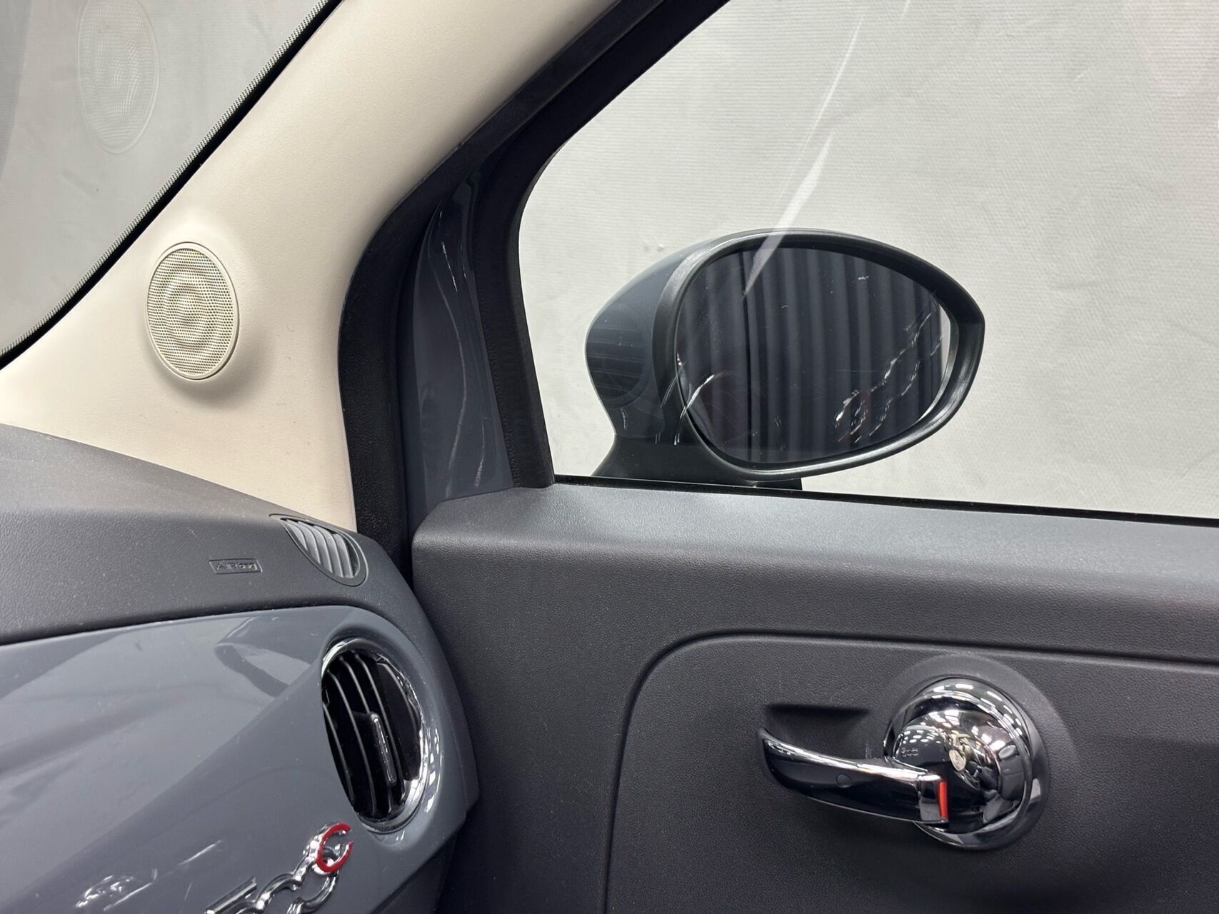 Grå Fiat 500C fra 2016