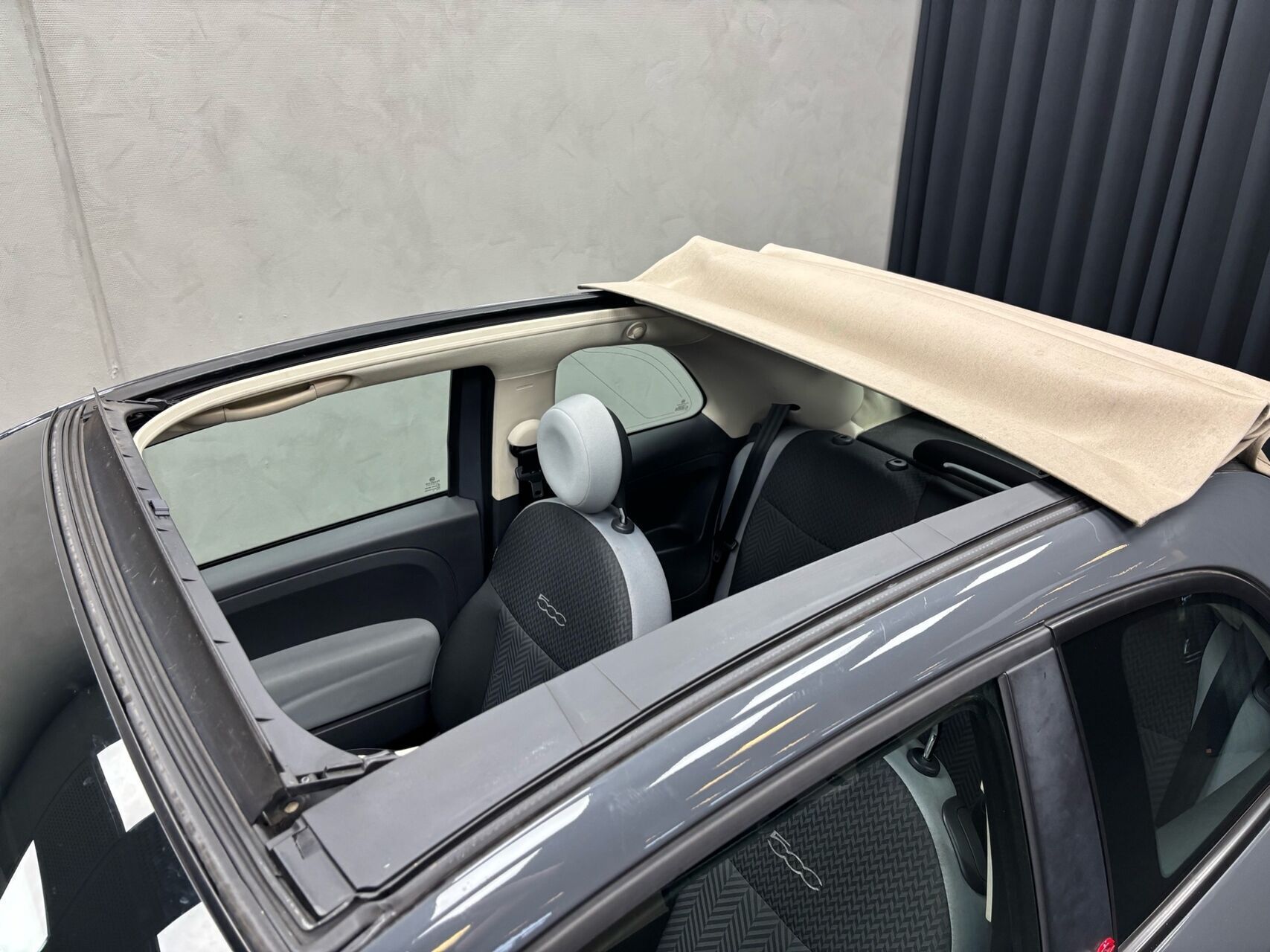Grå Fiat 500C fra 2016