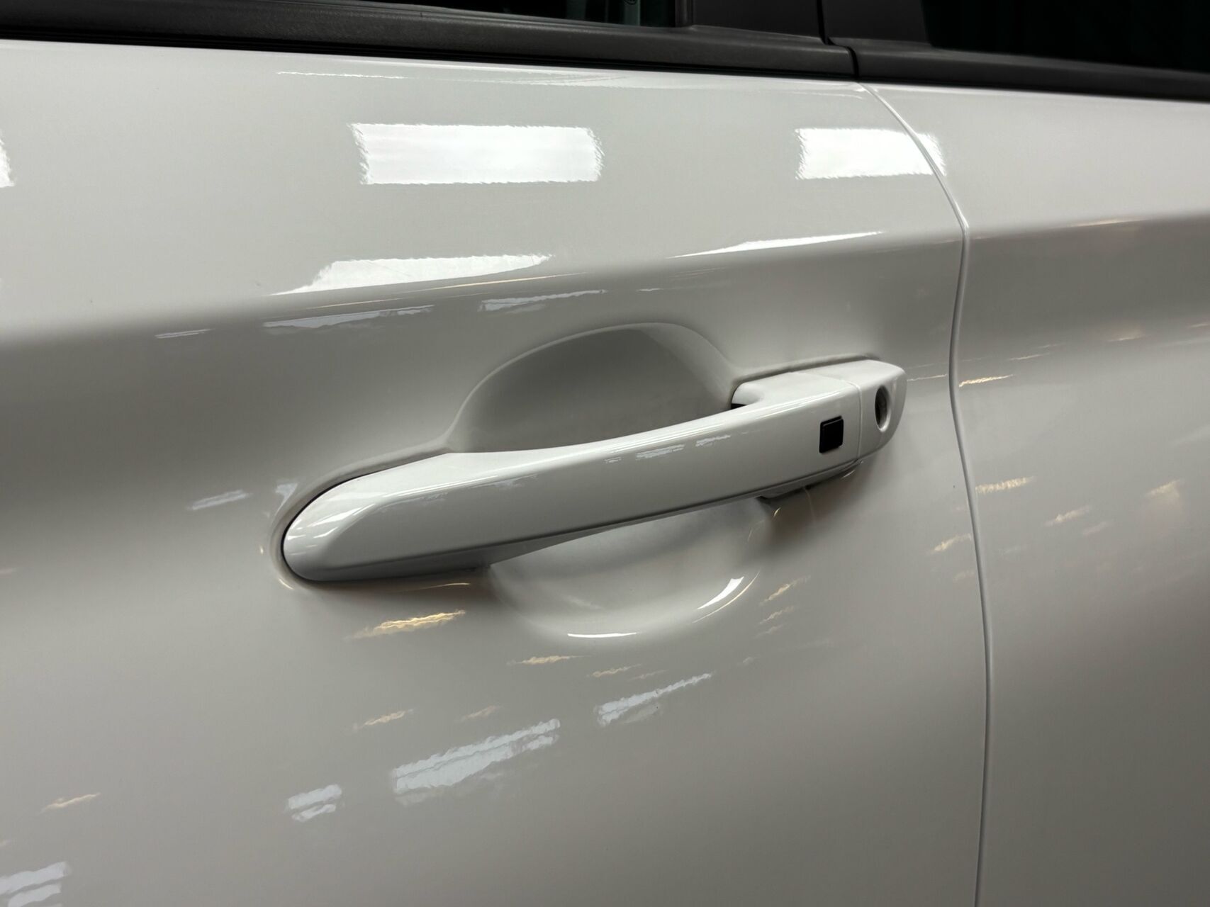 Hvid Hyundai Kona fra 2022