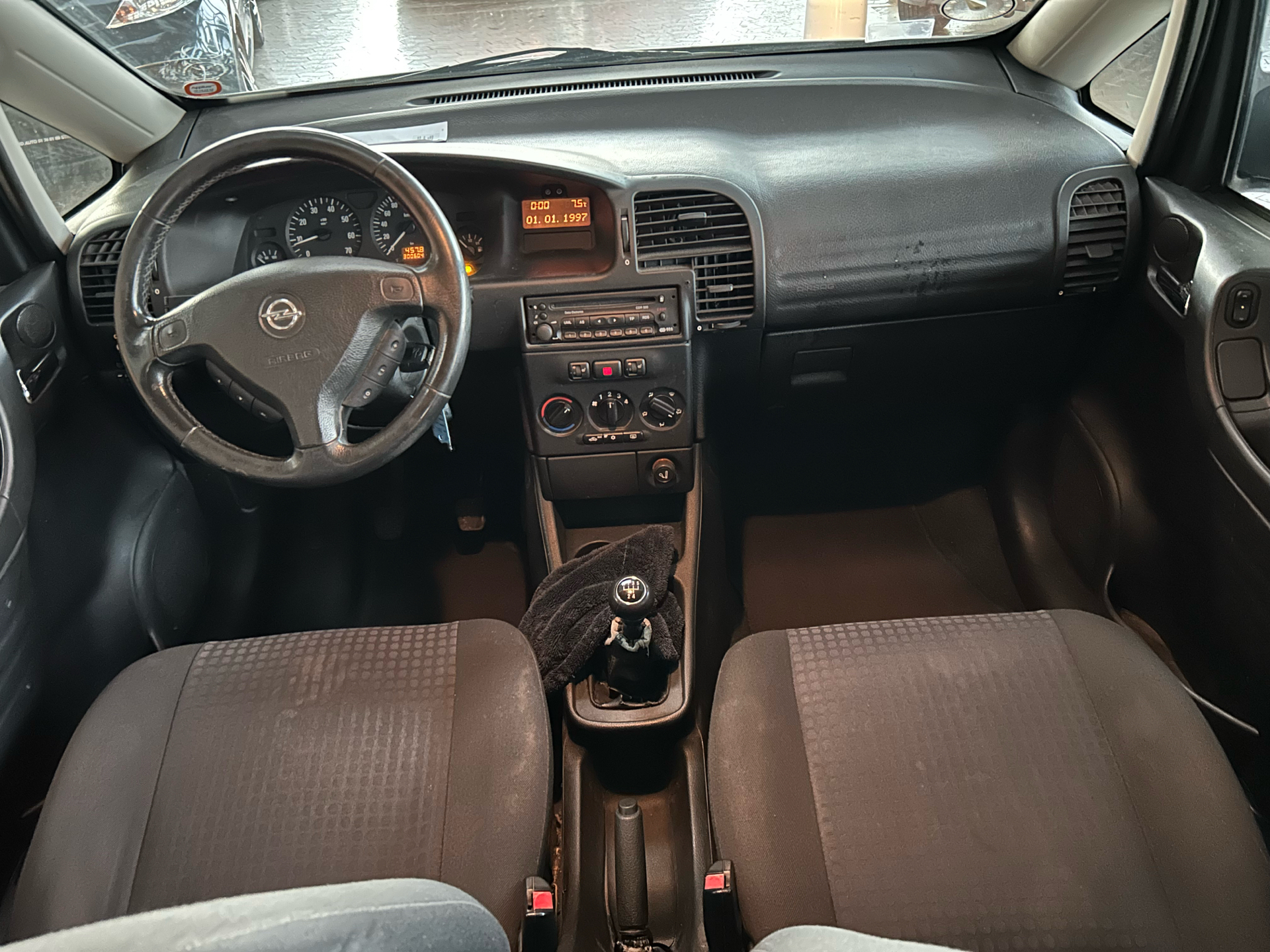 Sølv Opel Zafira fra 2003