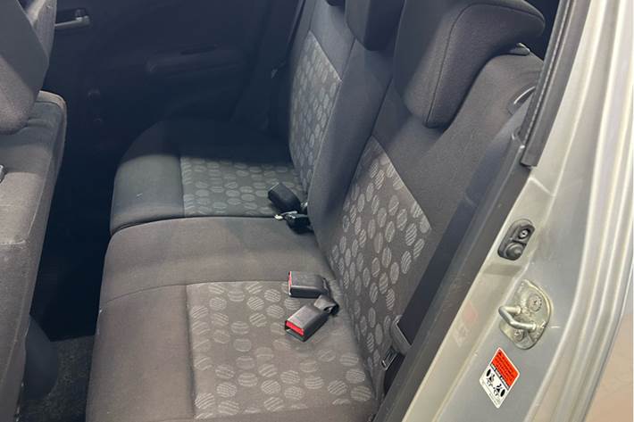 Sølv Suzuki Splash fra 2009 set indefra