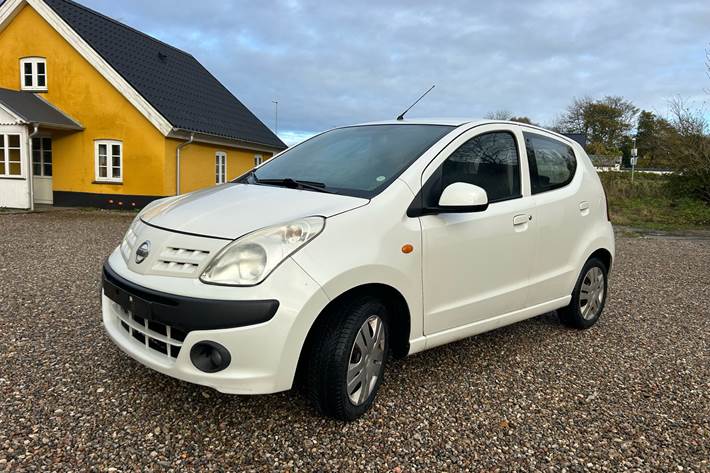 Hvid Nissan Pixo fra 2010 set udefra