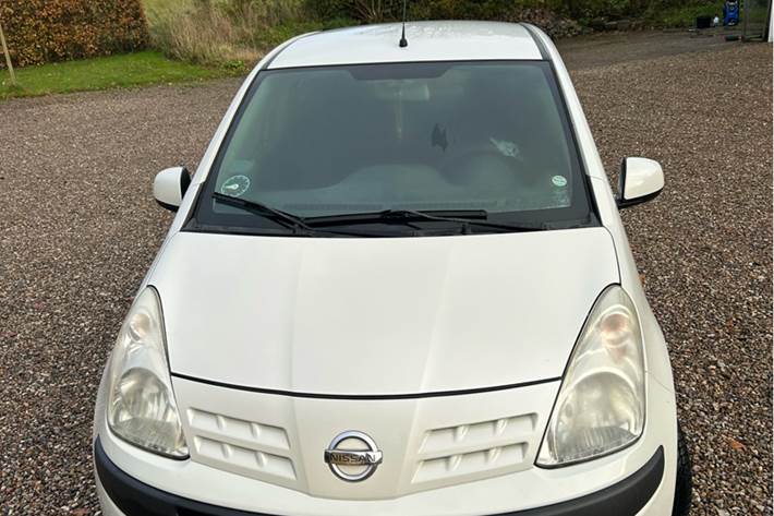 Hvid Nissan Pixo fra 2010 set udefra
