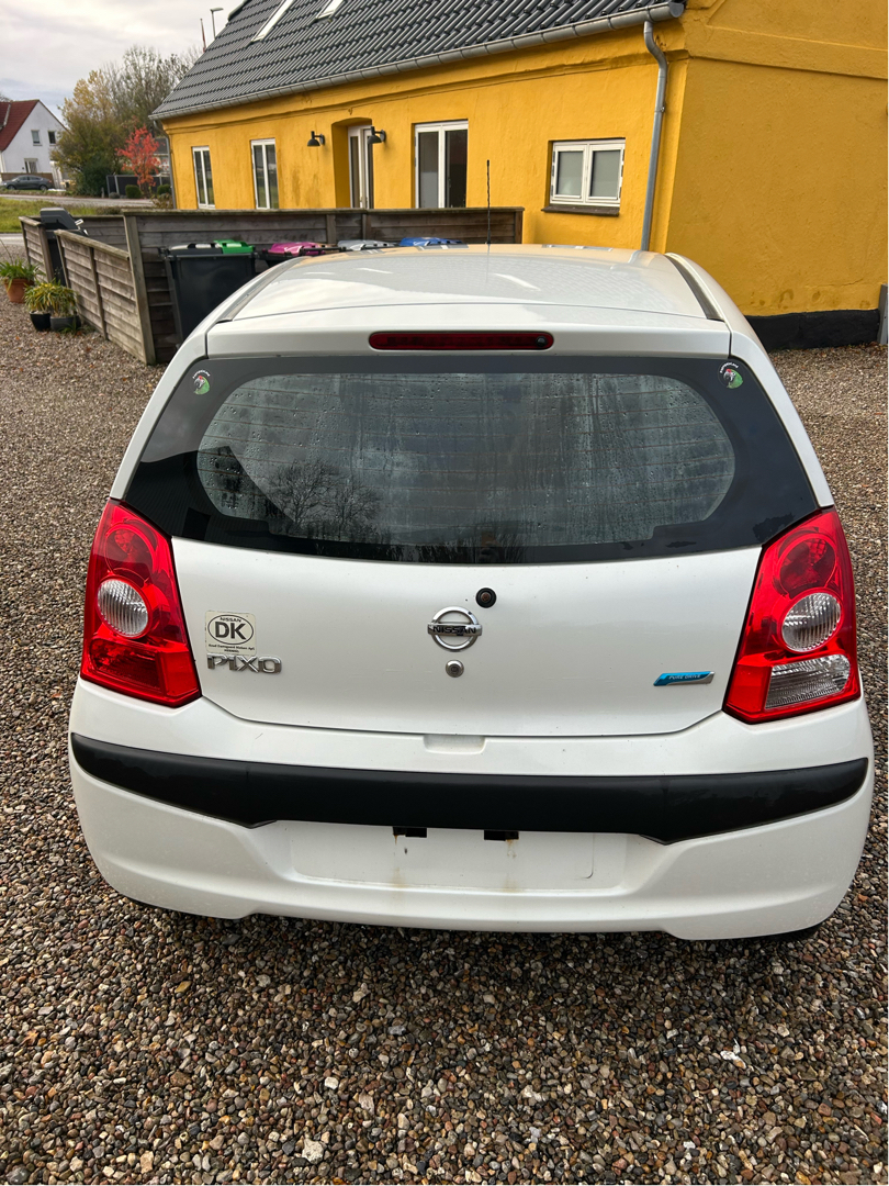 Hvid Nissan Pixo fra 2010 set udefra