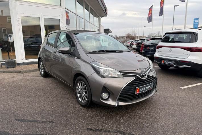 Grå Toyota Yaris fra 2016 set udefra