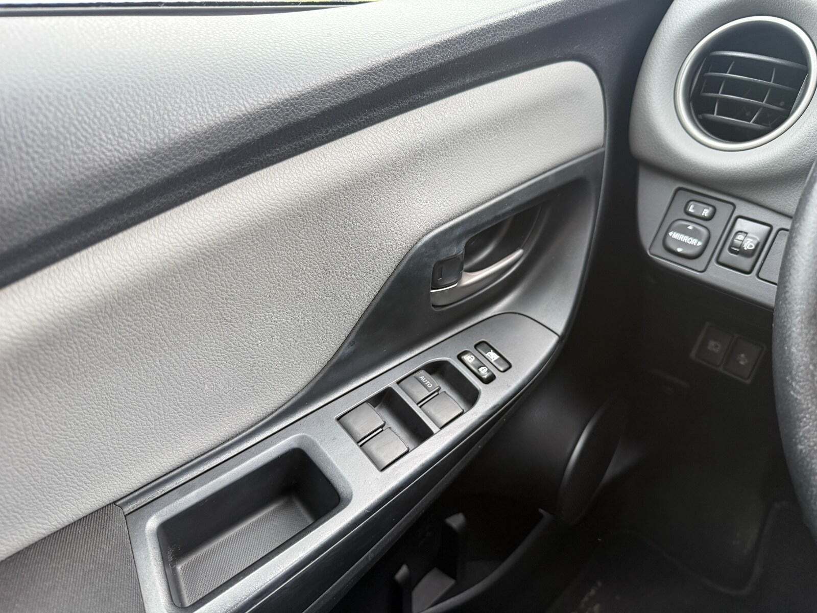 Grå Toyota Yaris fra 2016