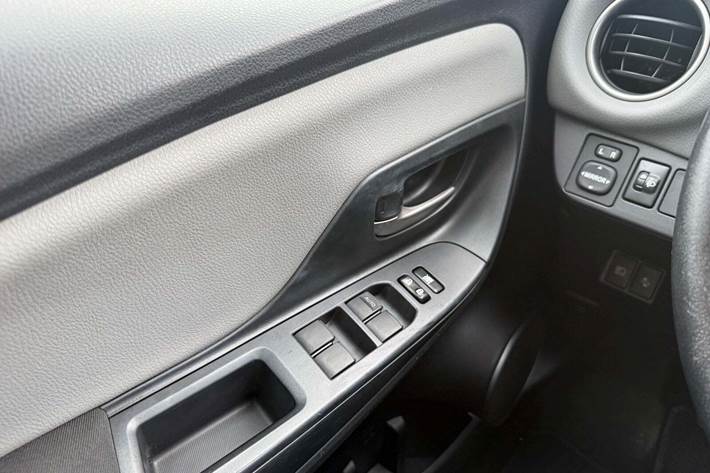 Grå Toyota Yaris fra 2016