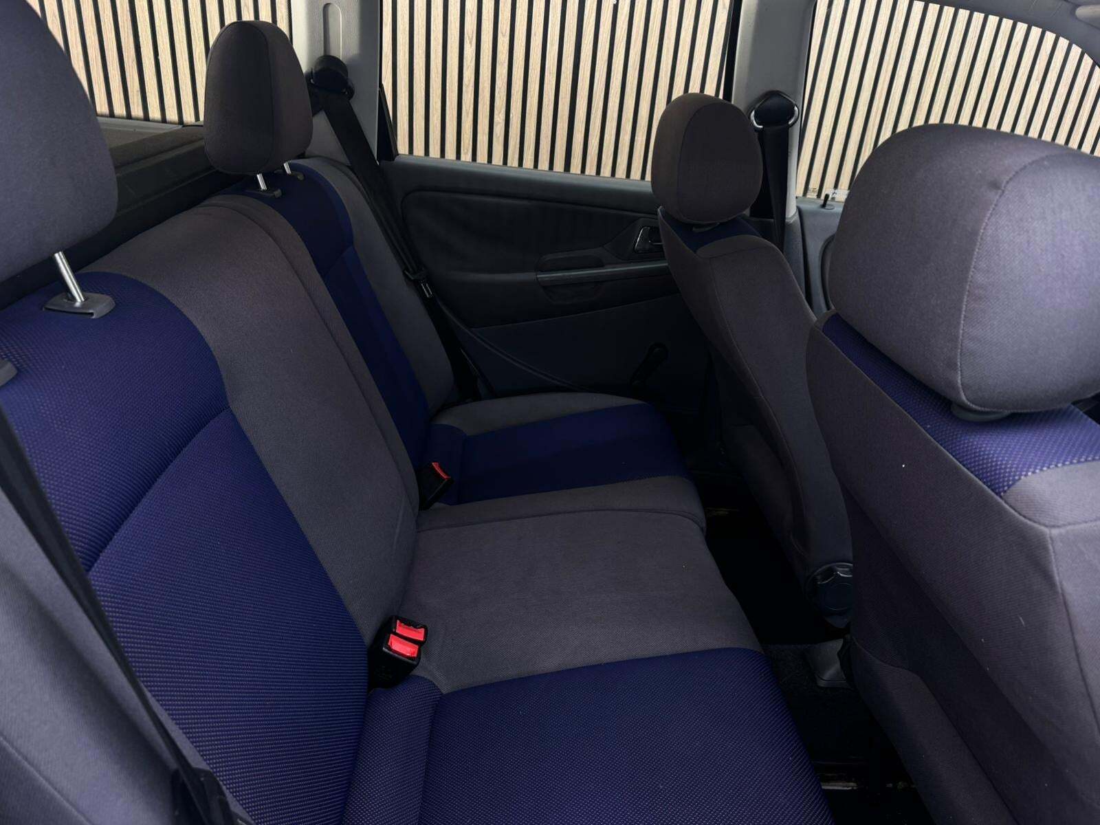 Sølv Seat Cordoba fra 2002 set indefra