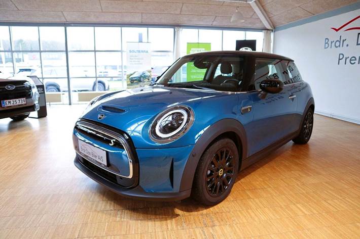 Blå Mini Cooper SE fra 2023 set udefra