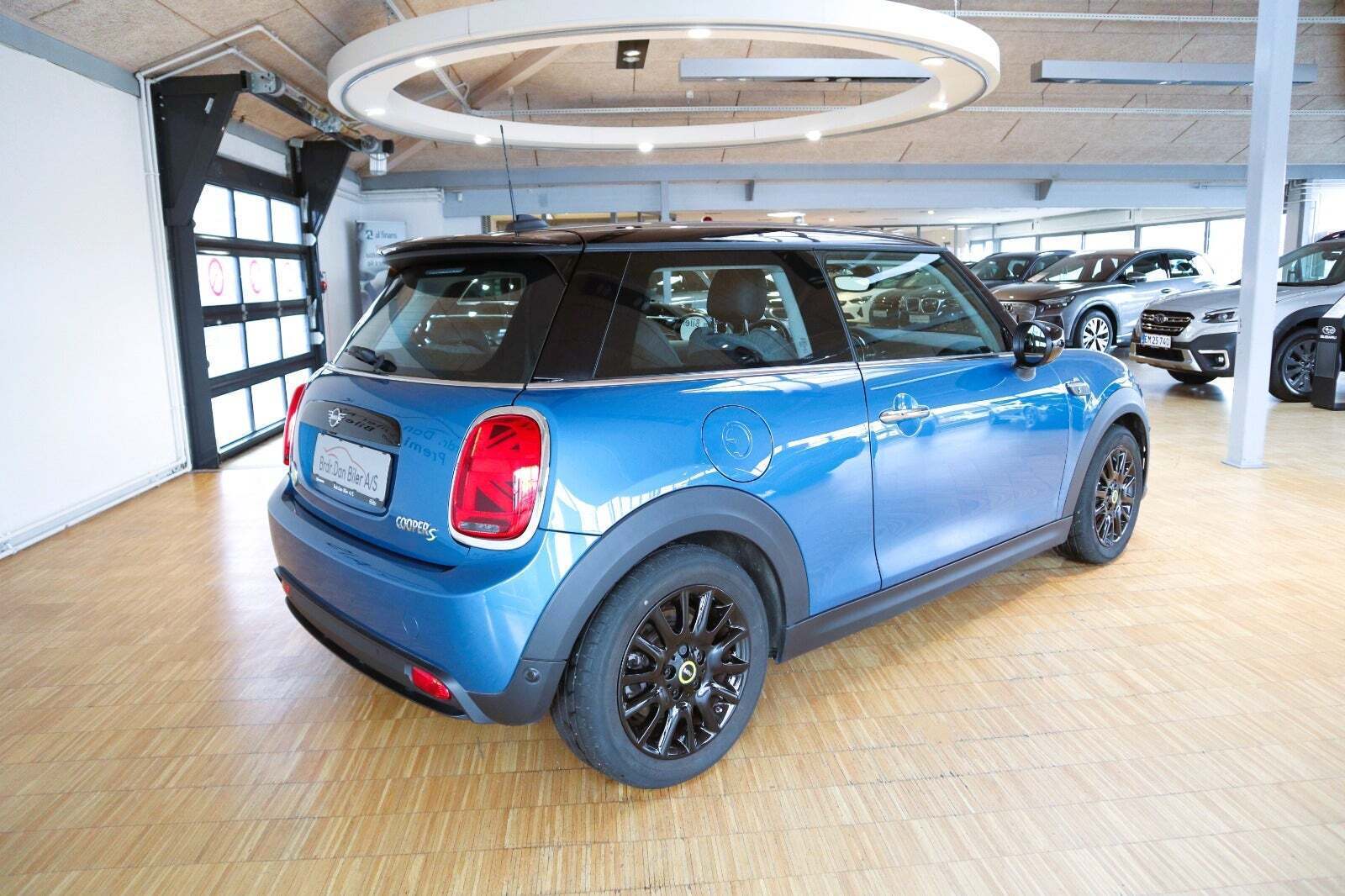 Blå Mini Cooper SE fra 2023