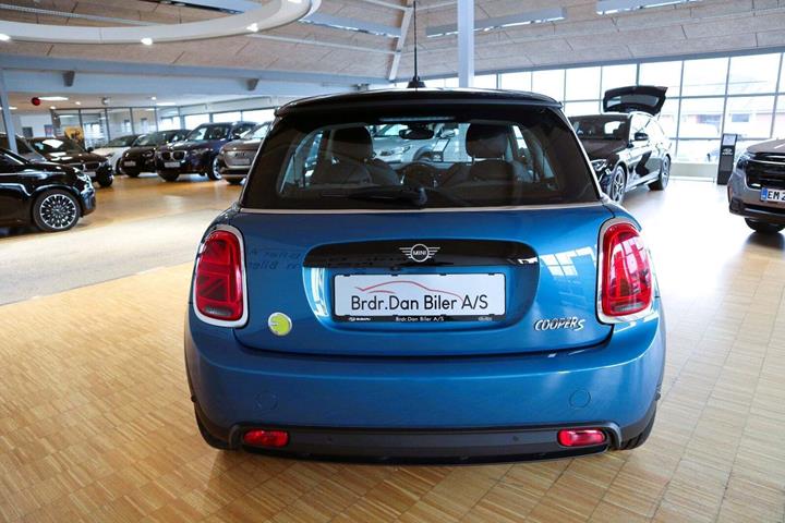 Blå Mini Cooper SE fra 2023