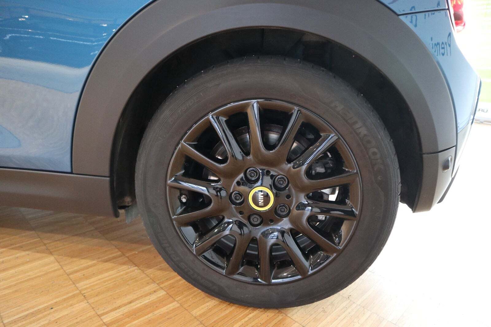 Blå Mini Cooper SE fra 2023