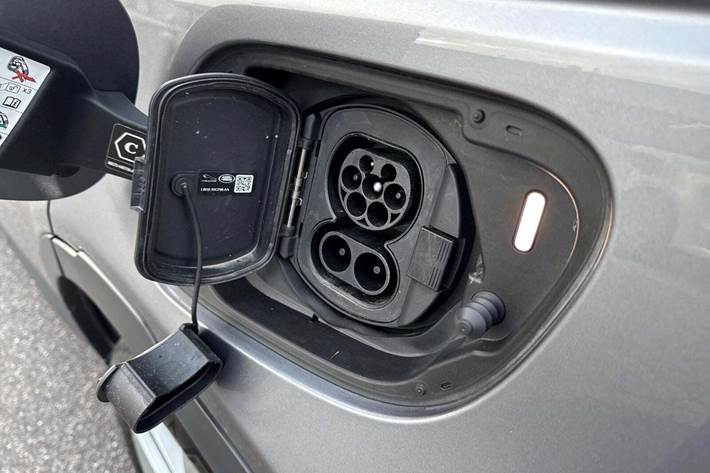 Grå Land Rover Discovery Sport fra 2021