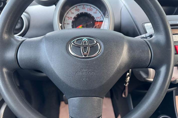 Sølv Toyota Aygo fra 2012