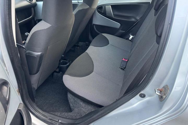 Sølv Toyota Aygo fra 2012