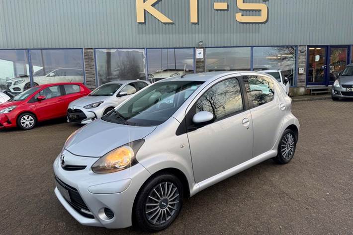 Sølv Toyota Aygo fra 2012 set udefra