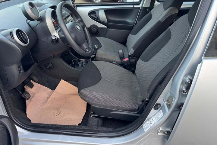 Sølv Toyota Aygo fra 2012