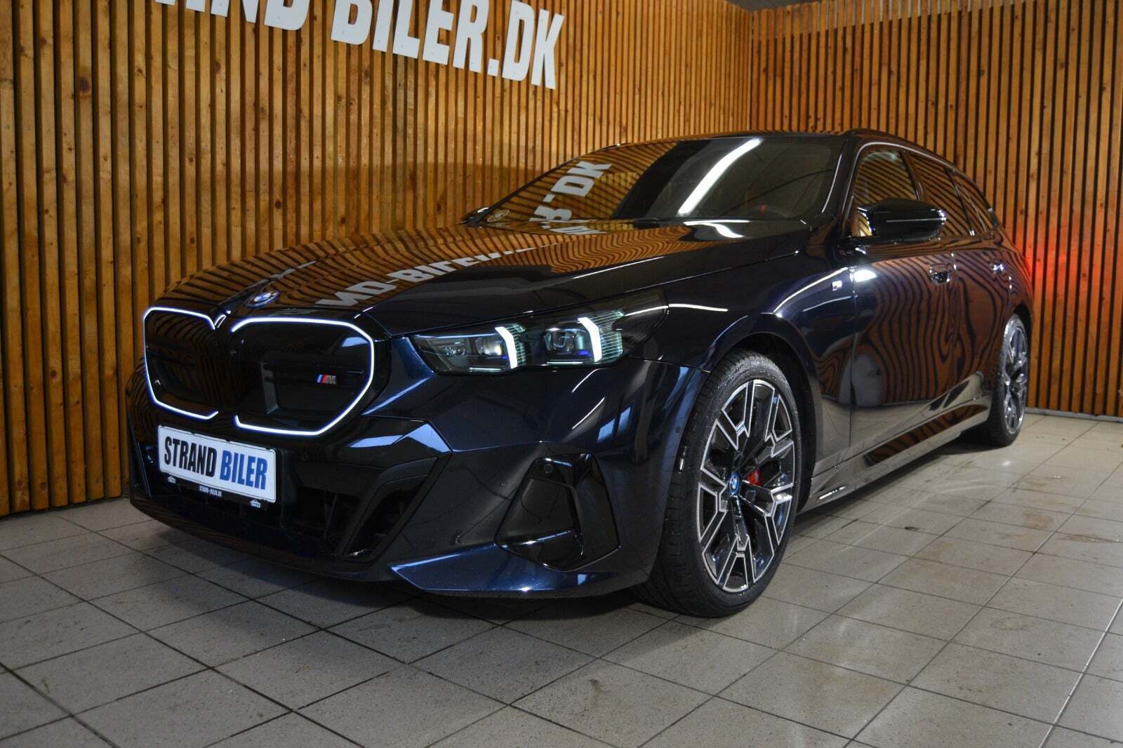 Blå BMW i5 fra 2025