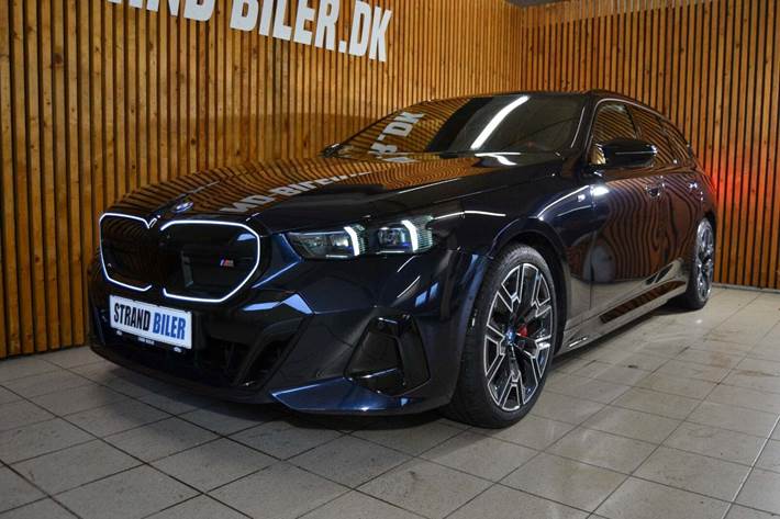 Blå BMW i5 fra 2025 set udefra