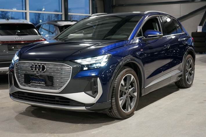 Blå Audi Q4 e-tron fra 2024 set udefra
