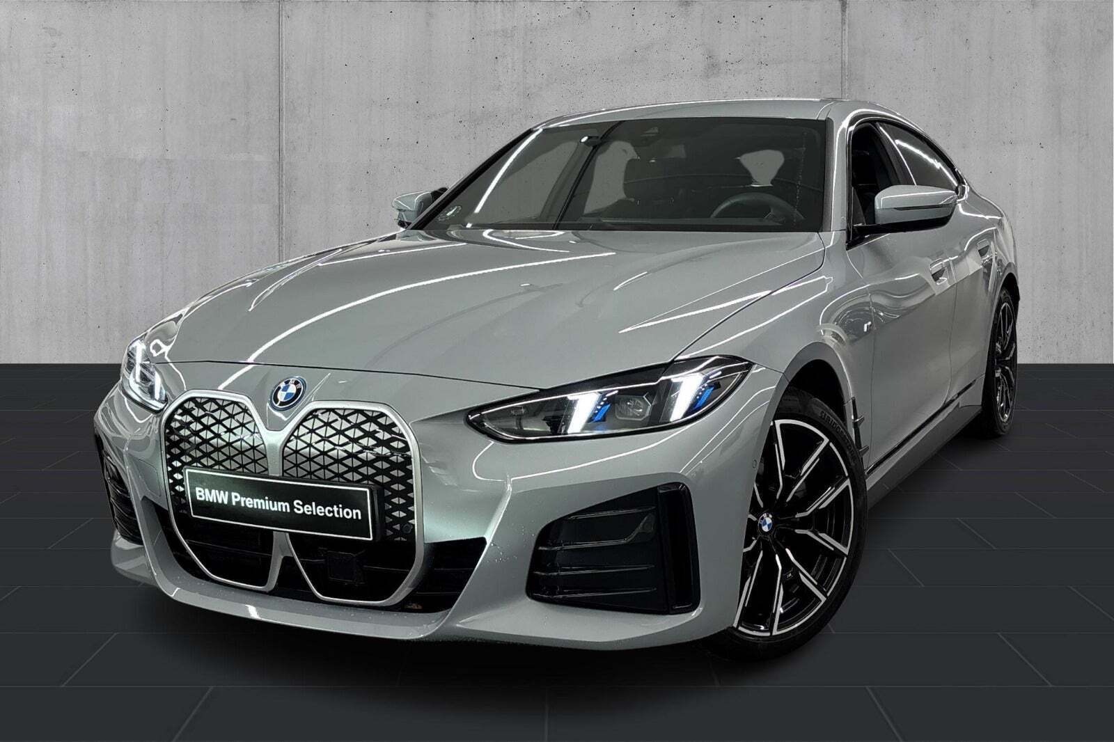 Grå BMW i4 fra 2026