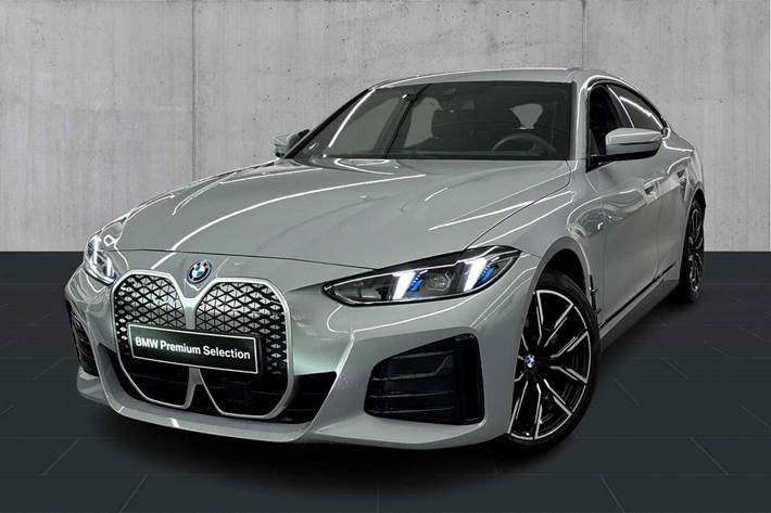 Grå BMW i4 fra 2026 set udefra