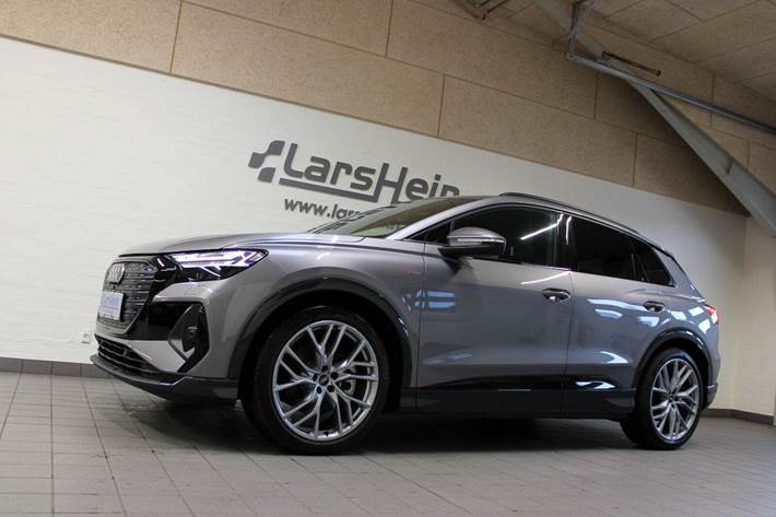 Grå Audi Q4 e-tron fra 2024 set udefra