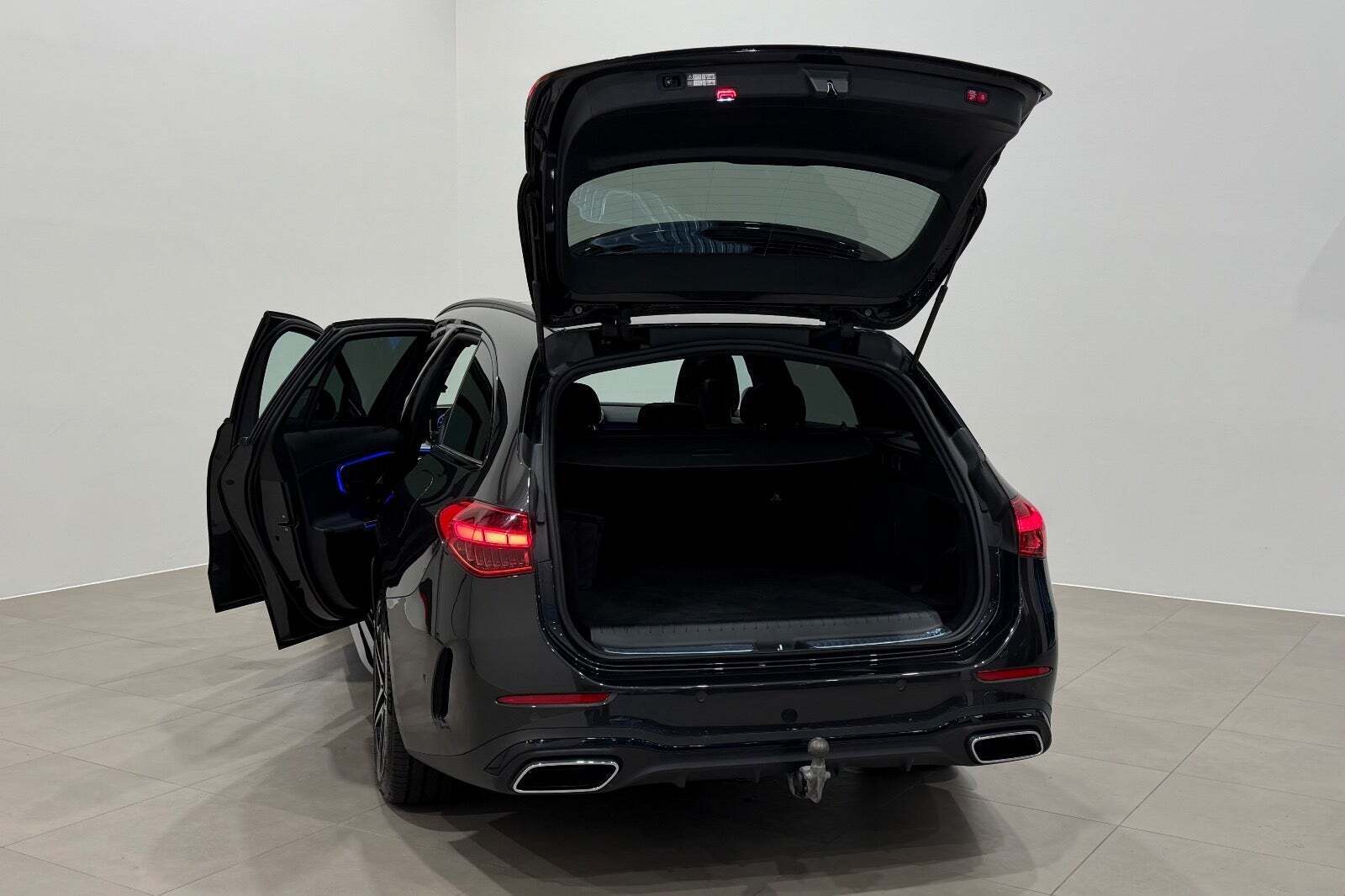 Grå Mercedes C300 e fra 2023