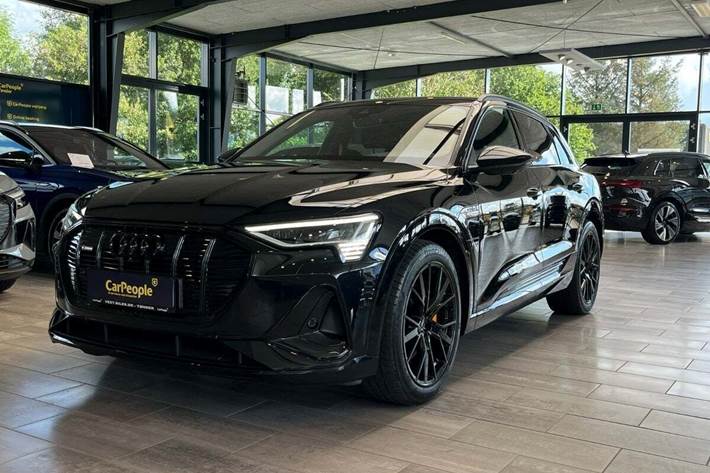 Sort Audi e-tron fra 2022 set udefra