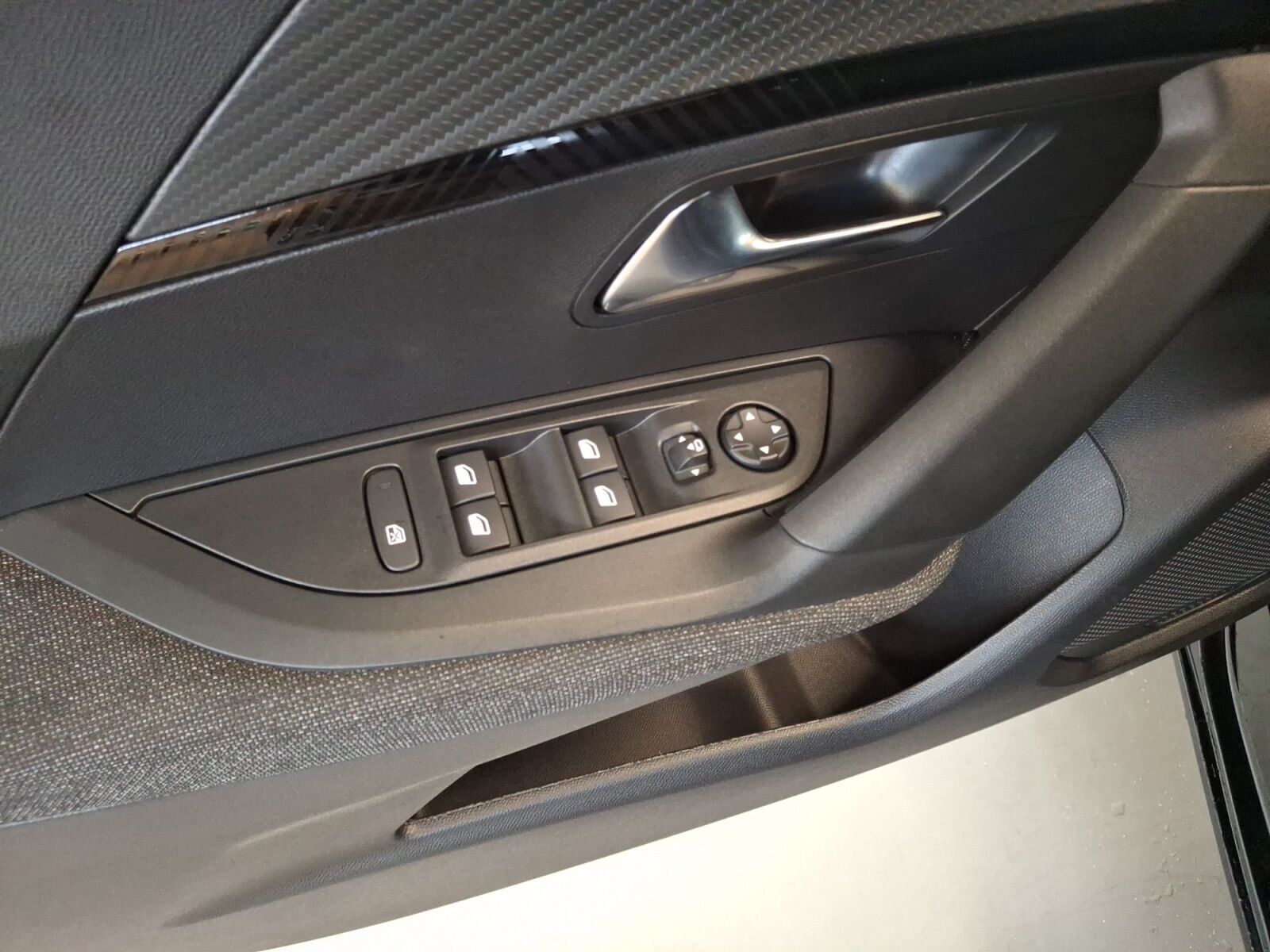 Sort Peugeot e-2008 fra 2025