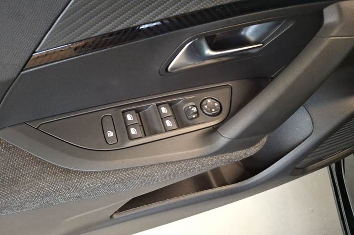 Sort Peugeot e-2008 fra 2025